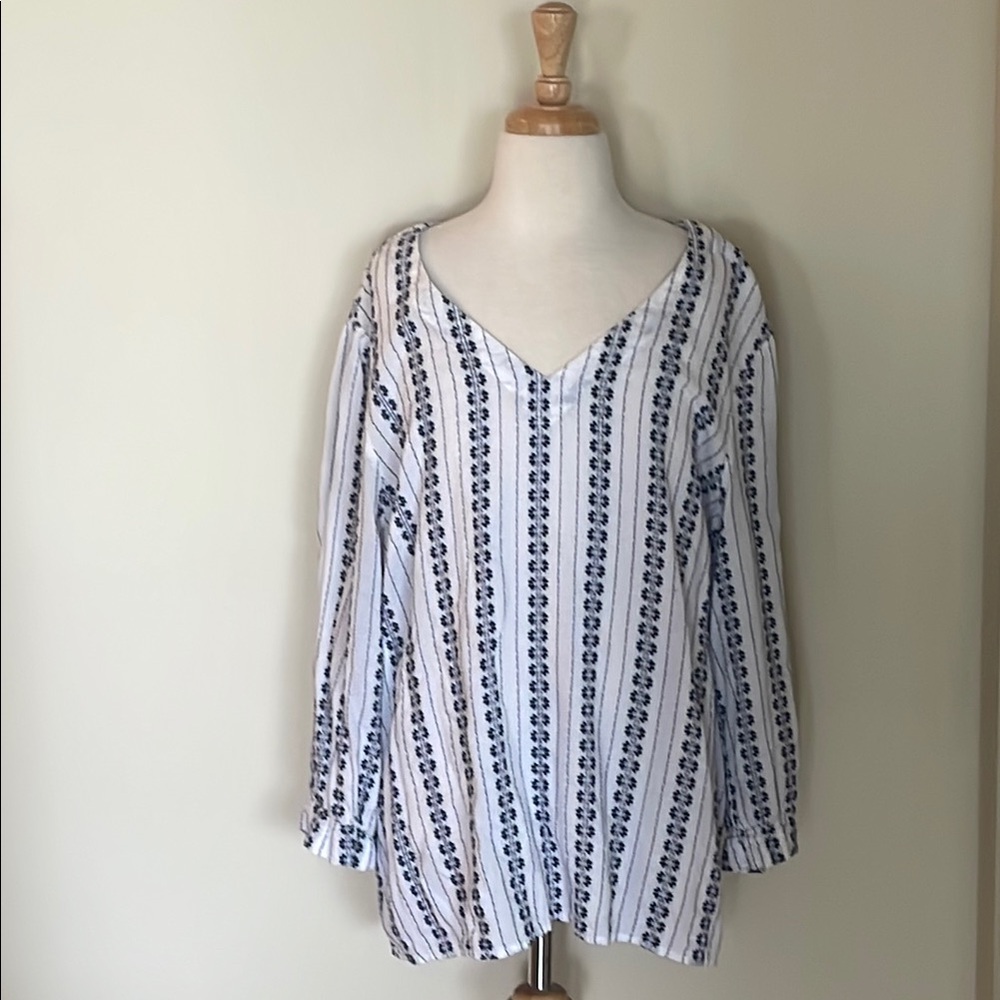 EUC Woman’s XL Croft & Barrow V~Neck Floral Embroidered 3/4 Sleeve Top